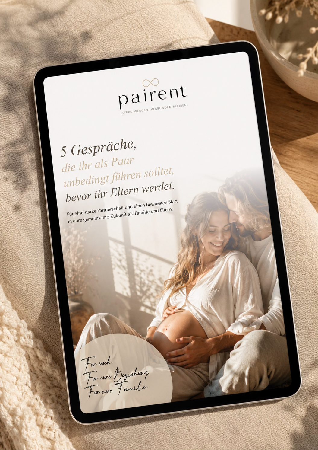 Das kostenlose Pairent-Workbook „5 Gespräche" auf einem Tablet